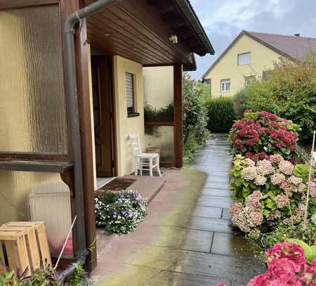 Einfamilienhaus mit ELW, VP, Balkon, Terrasse, Doppelgarage u. großen Garten.