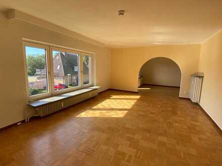 Freundliche 4,5-Zimmer-Wohnung mit Balkon und Einbauküche in Heide Ost