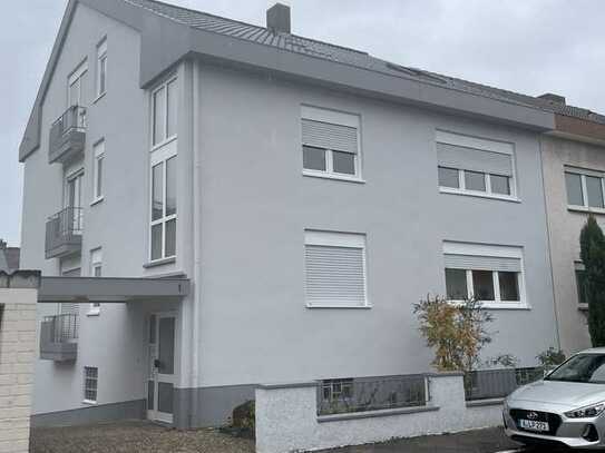 Stilvoll modernisierte 3-Zimmer-Wohnung mit Balkon in zentrumsnaher Lage - Einzug ab 01.05.24