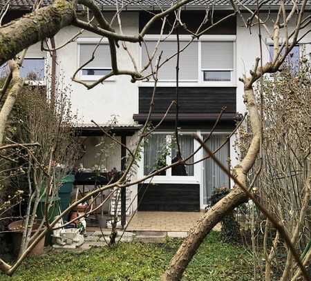 Älteres Reihenmittelhaus mit überdachter Terrasse und kleinem Gartenanteil