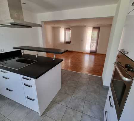 Modernisiertes Reihenhaus mit Garten, Balkon und Einbauküche in Offenburg