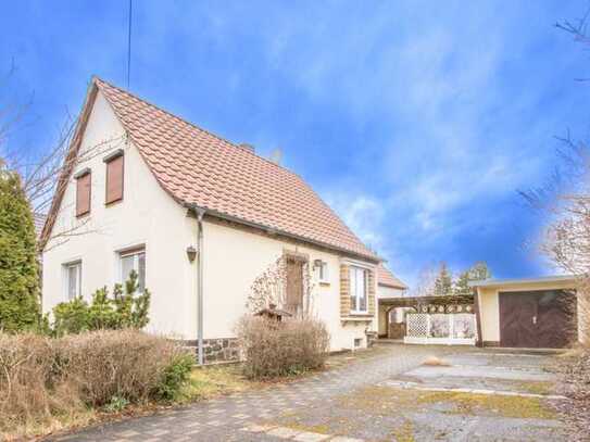 Charmantes Einfamilienhaus mit großem Garten, Garage und mit Raum für Modernisierungen.