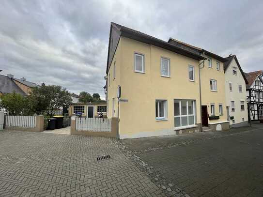 Neuwertige Wohnung mit einer Wohnküche, einem Eingangsraum, Schlafzimmer und Badezimmer in Lich