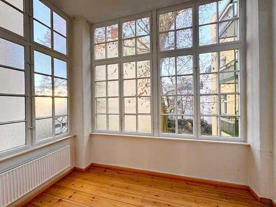 Steglitz: 3-Zimmer-Altbauwohnung mit Wintergarten und Loggia