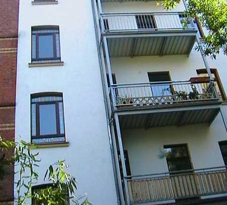 WG-geeignete Dachgeschoss-Wohnung mit Balkon wieder zu vermieten