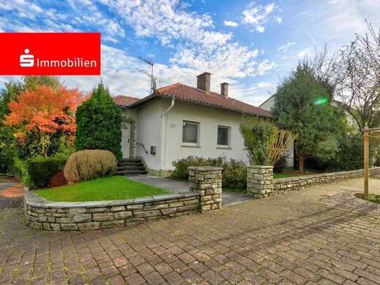 Einfamilienhaus/Bungalow mit großzügigem Garten, Baumbestand und Blick ins Grün