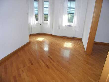 Altbauwohnung mit gewissem Charme und Wintergarten - zentrale Lage