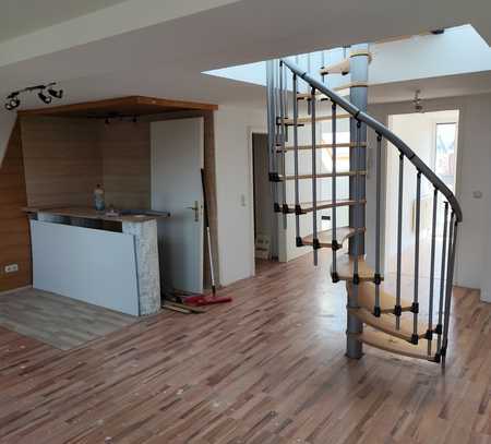 Sanierte Maisonette-Wohnung mit Balkon und EBK