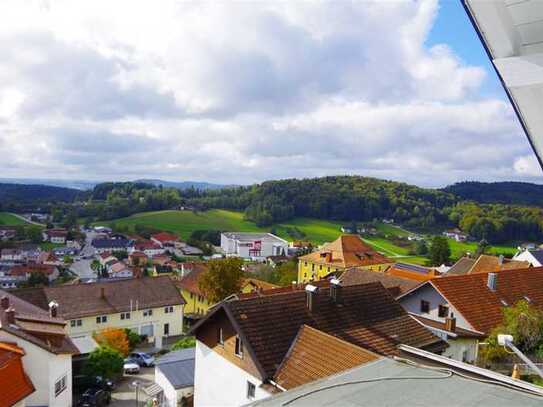 Nach Renovierung: Teilmöblierte 2-Zimmer-Dachgeschosswohnung in Fürstenstein