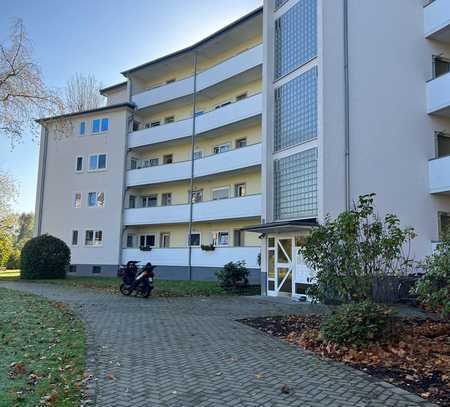 Vollständig renovierte Wohnung mit zwei Zimmern sowie Balkon und EBK in Neuss