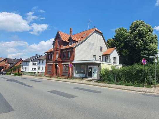 Achtung Preissenkung

Schönes Mehrfamilienhaus mit Ladenfläche im Herzen von Sibbesse,Eckgrundstück!