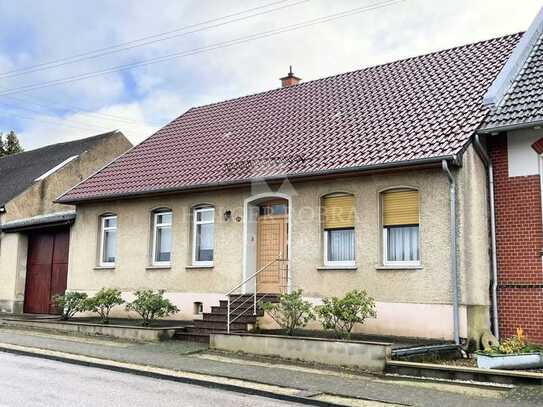 Einfamilienhaus mit Hof, Rasen und kleiner Scheune!