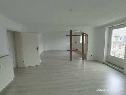 Zentral in der Fußgängerzone gelegene 3-Zi Wohnung mit kleinem Balkon in Rheinhausen