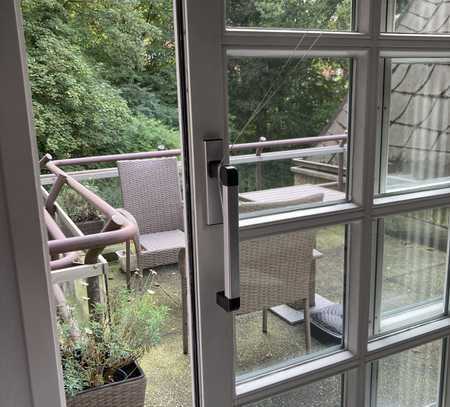 Helle 2 Zimmerwohnung mit Dachterrasse und Stellplatz in Wellingsbüttel