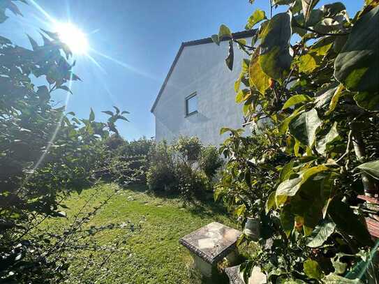 Einfamilienhaus (REH) auf großem Gartengrundstück mit Garage + PKW-Stellplatz in sehr guter Lage!