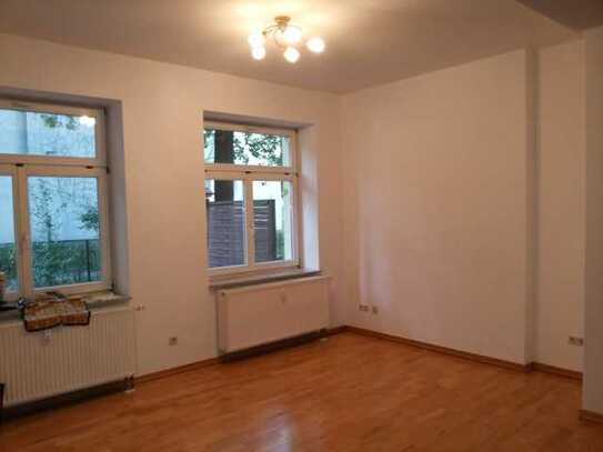 ---Hinterhaus --- 1,5-R-Wohnung --- großes Wohnen / Schlafen --- Wanne --- sep Küche --- EBK ---