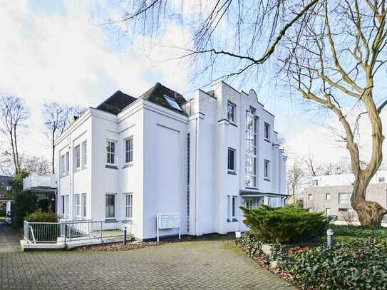 TOP-Immobilieninvest / Residenz - bezaubernde Dachgeschosswohnung mit Carport in rückwärtiger Parkla