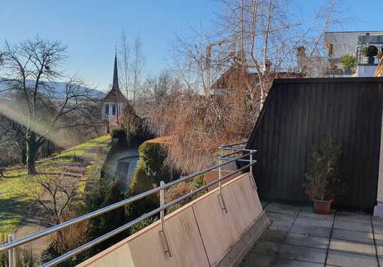 Schöne, großzügige zwei Zimmer Wohnung mit großer Terrasse, Einbauküche und Garage