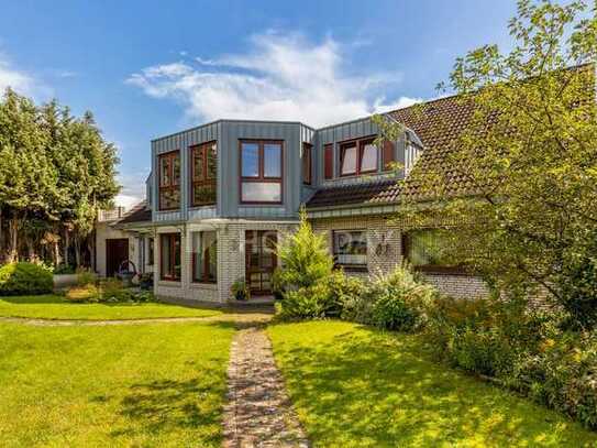 Großzügige 6-Zimmer-Wohnung mit Dachterrasse, EBK und zwei Stellplätzen in idyllischer Lage