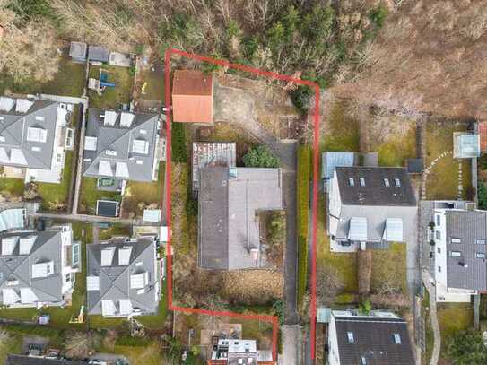 Grundstück mit Bestand und Baugenehmigung für eine Villa mit Wohn-Nutzfläche von ca. 636 m²