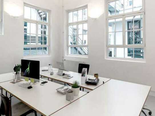 Schreibtischplätze in hellem Industriebau für kreative Coworker - All-in-Miete