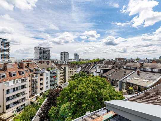 SANIERTE DACHGESCHOSSWOHNUNG - Einmaliger Blick über Pempelfort und sonniger Dachterrasse!