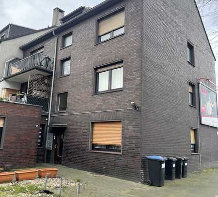 Mehrfamilienhaus in Duisburg-Beeck mit fünf Garagen