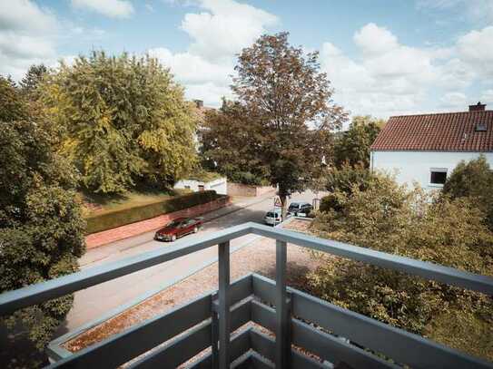 Renovierte 2-Zimmer-Dachgeschosswohnung mit Balkon und EBK in Traumlage in Stuttgart-Feuerbach