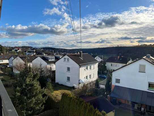 DG-Wohnung für Single oder Paar mit: Tageslichtbad, Laminatboden, Balkon in schöner Aussichtslage