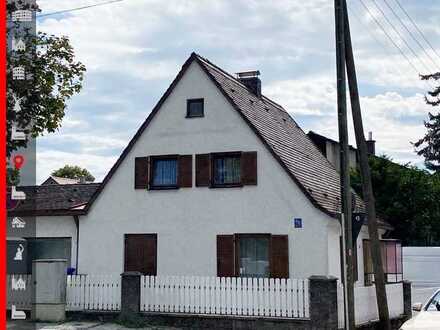 Renovierungsbedürftiges Einfamilienhaus mit Anbau auf einem Eckgrundstück mit guter Infrastruktur