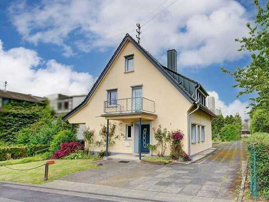 Modernisiertes Ein- Zweifamilienhaus mit hübschem und ebenerdigem Garten in direkter Stadtlage