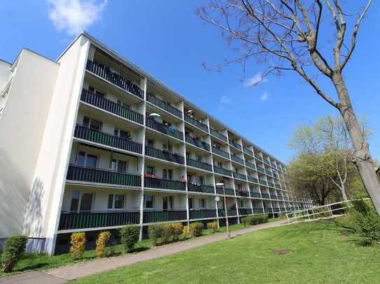 * Vollsanierung * großer Balkon * viel Plat7 *