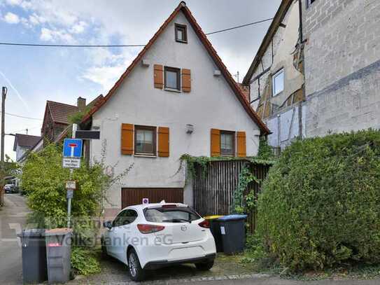 kleines Einfamilienhäuschen mit Garage und kleinem Garten.