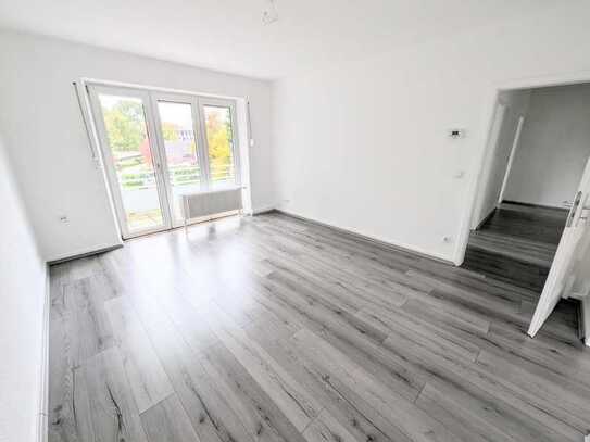 **Wohn(t)raum: +renoviert +Balkon +grauer Laminat +modernes Tageslichtbad**