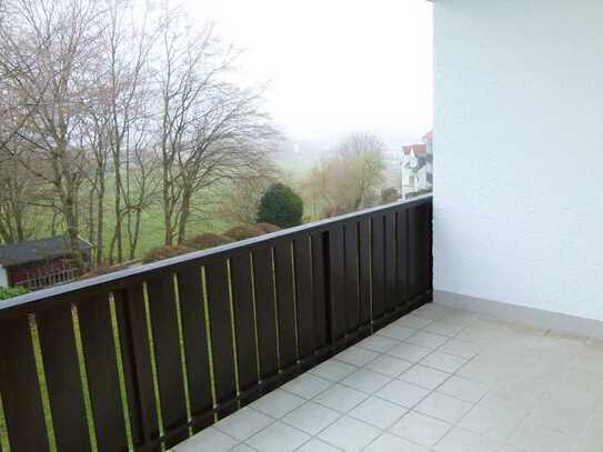 ACHDORF - Ruhige 3-Zimmer-Wohnung mit großem Balkon und Blick ins Grüne