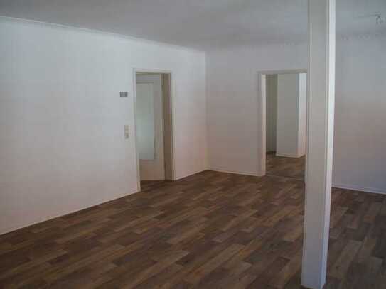 Freundliche 3-Zimmer-Wohnung mit Einbauküche und Dachbalkon