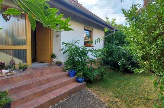 Ein Zuhause für die ganze Familie! Sehr schönes Einfamilienhaus mit idyllischem Garten und Einlie...