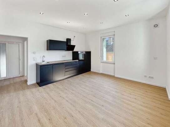 Erstbezug mit Balkon und Einbauküche: Stilvolle 4-Zimmer-Wohnung mit geh. Innenausstattung