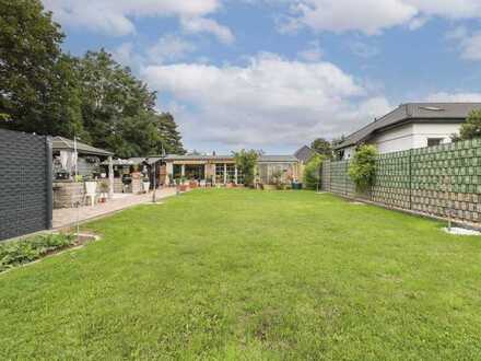 Familienparadies auf ca. 500 m²: Nah am Wasser mit gemütlichem Ambiente, großem Garten u. Stellplatz
