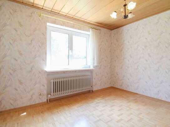 Charmantes Zweifamilienhaus mit 6 Zimmern, Garten und Doppelgarage