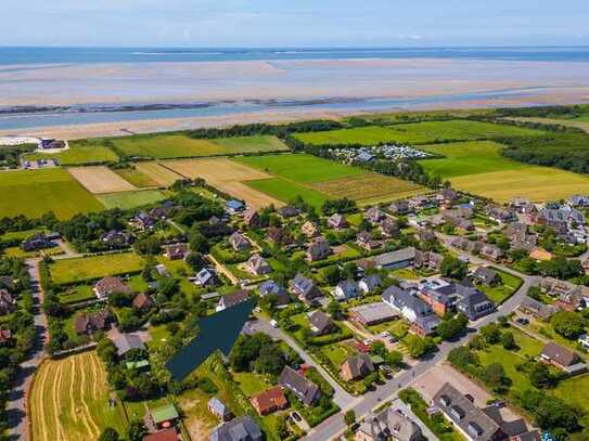 Erstbezug: Genehmigte Ferienhaushälfte in Strandnähe