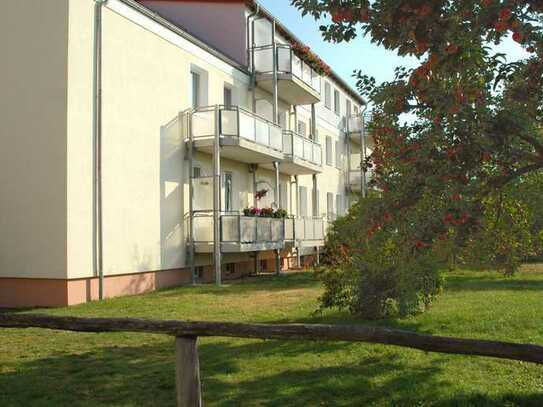 FRISCH RENOVIERTE 2-Zimmer-Wohnung im grünen mit Balkon inkl. EBK