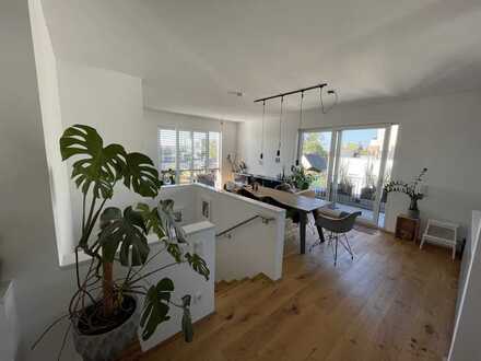 Lichtdurchflutete Maisonette-Wohnung über 2 Etagen mit Dachterrasse und Alpenblick