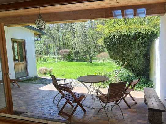 Repräsentativer Bungalow im andalusischen Stil in ruhiger Siedlungslage am Waldrand bei Mühldorf