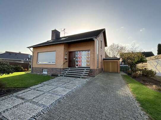 Geräumiges, teilmodernisiertes & freistehendes Einfamilienhaus mit EBK, Garage, Keller & Garten