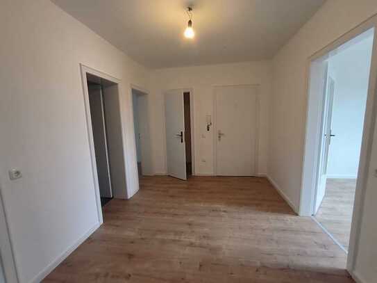 Kernsanierte schöne 3- Zimmer- Wohnung zu vermieten