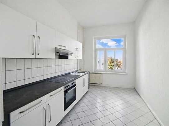 Großzügige 3-Zimmer mit neuem Laminat, Einbauküche und Wanne in zentraler Lage!