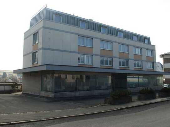 Ladenfläche mit großer Schaufensterfront an befahrener Hauptstraße zu vermieten - provisionsfrei