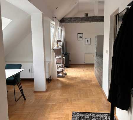 Schöne 2 Zimmer Dachgeschosswohnung mit Balkon, 2 Stellplätzen und EBK ab 15.03.2025