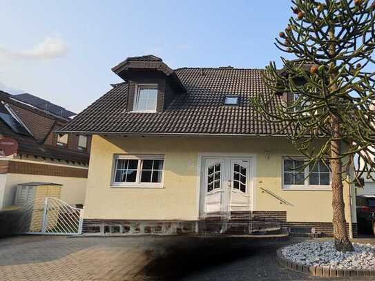 Kärlich: großes 2F-Haus mit schönem Garten und Garage